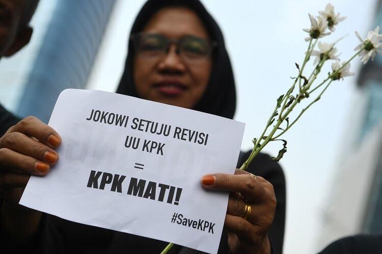 Save KPK, Kenapa Harus Menumpulkan Kewenangan KPK?