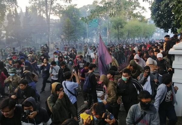 Demo di DPRD Jabar Ricuh, Gas Air Mata Dilepaskan