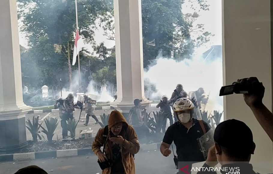 Demo di DPRD Jabar Ricuh, Gas Air Mata Dilepaskan