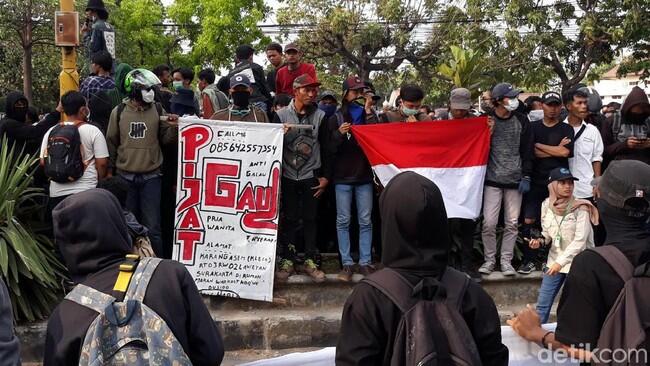 Poster Massa Aksi #SoloBergerak yang Bikin Salah Fokus