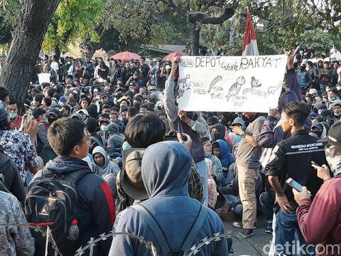Poster Massa Aksi #SoloBergerak yang Bikin Salah Fokus