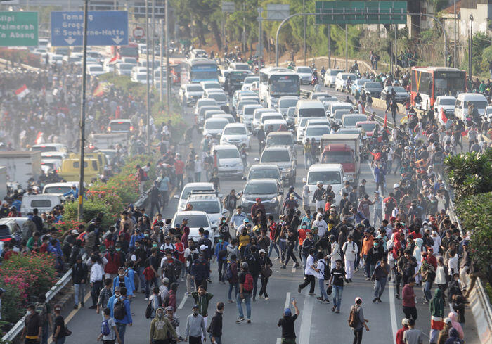 Unjuk rasa di depan DPR memanas