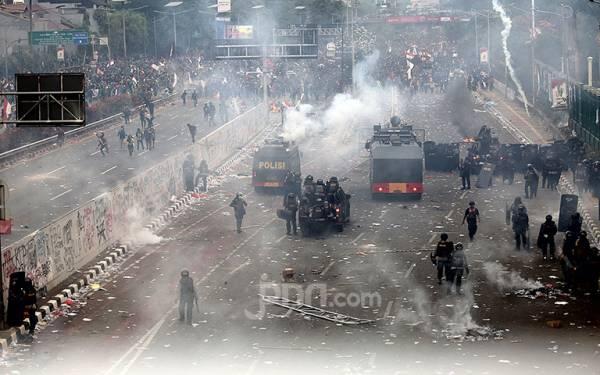 Demo di Sekitar Gedung DPR Memanas, Polisi Tembakkan Gas Air Mata