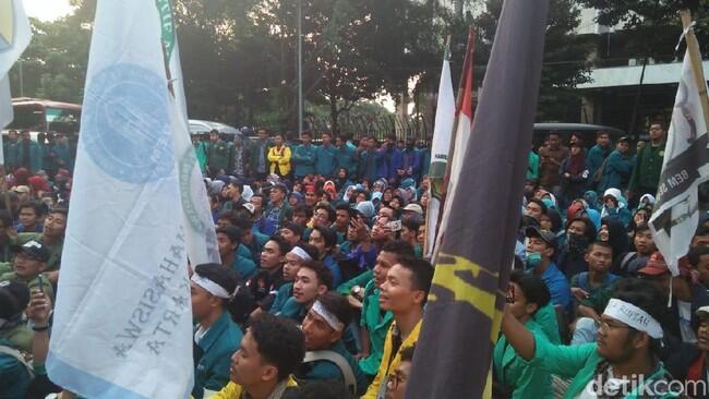 Cara BEM SI Cegah Perusuh: Buat Pagar Hidup dan Wajib Pakai Jaket Almamater