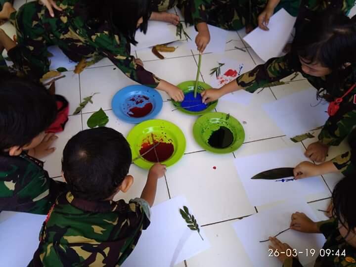 Manfaat Bebaskan Anak Bermain Cat Air atau Pewarna Makanan