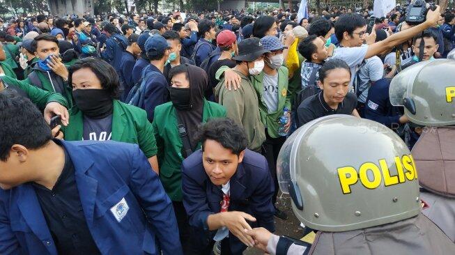 Setelah Salat Ashar Bersama, Mahasiswa Salami Polisi