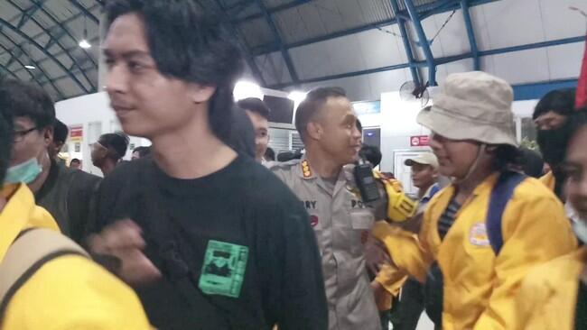 Aksi Damai Tuntas, Mahasiswa Diantar Personel TNI-Polri ke Stasiun Palmerah
