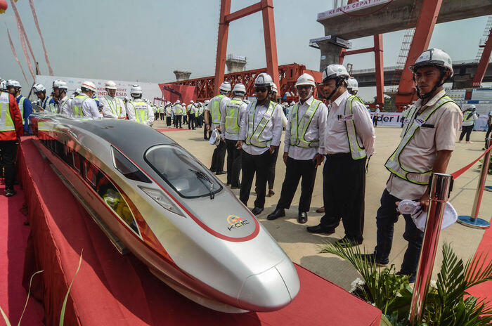 Jalur layang kereta cepat Jakarta-Bandung mulai dipasang