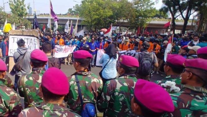 Baret Ungu, Menahan Pergerakan Masa Di Kolong Flyover Senayan