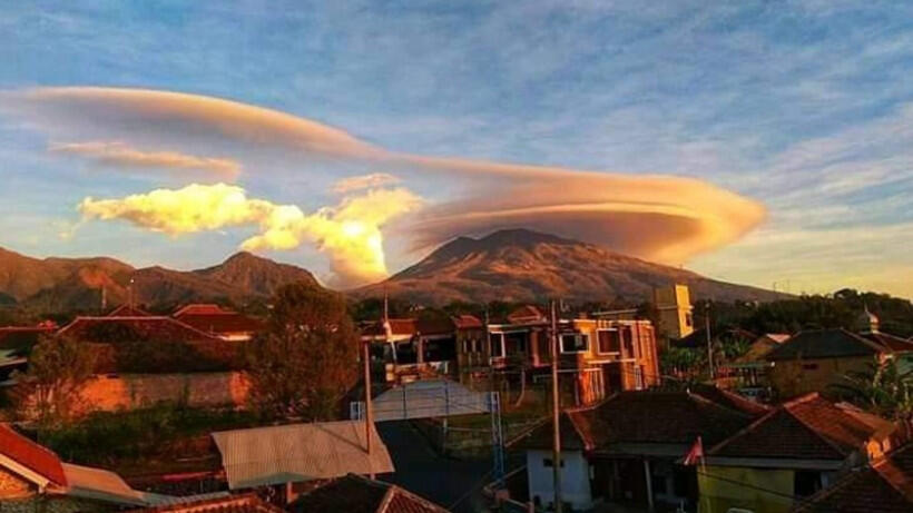 Viral! Gunung Lawu Kamis Pagi Kembali Bertopi