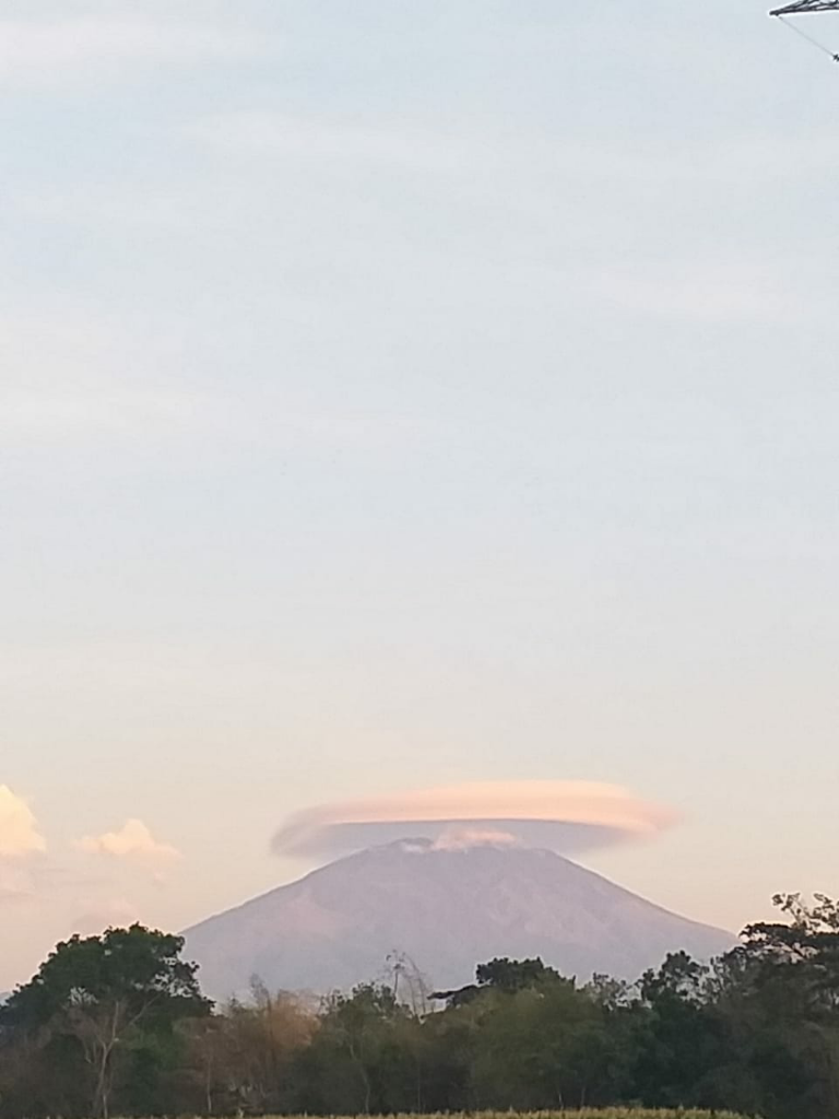 Heboh! Pagi Ini Kembali Gunung Merbabu Bertopi Awan, Pertanda Apakah?