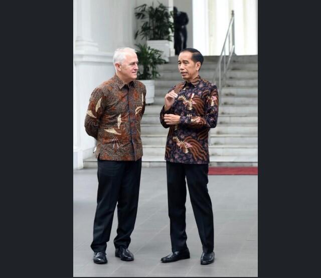 Begini Rasa Senang Jokowi Melihat Sahabat Australia-nya Pakai Batik