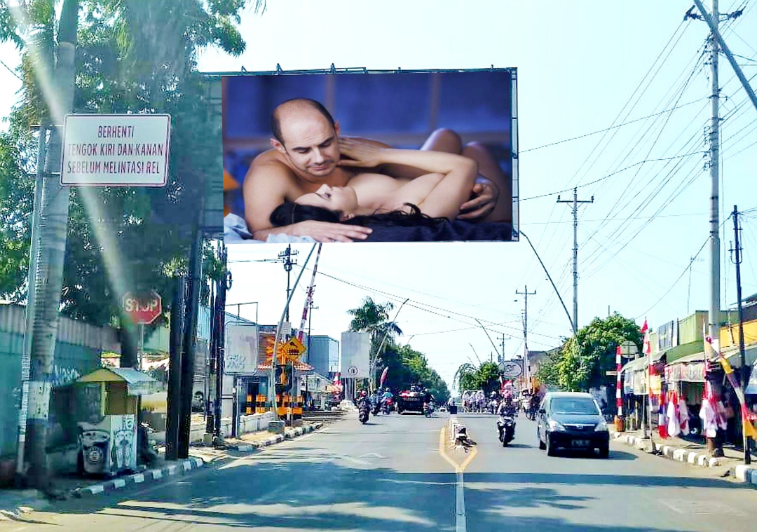 Papan Iklan Jalan Raya Tayangkan VIDEO PORNO, Pengemudi Hampir KECELAKAAN