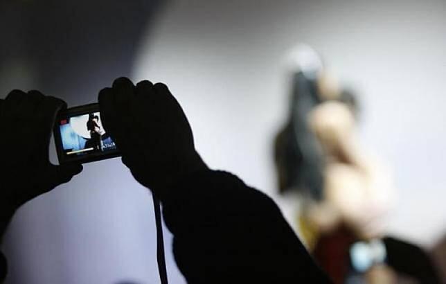 Papan Iklan Jalan Raya Tayangkan VIDEO PORNO, Pengemudi Hampir KECELAKAAN