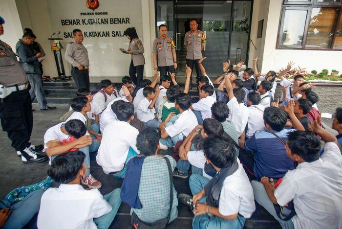 Beda perlakuan polisi ungkap kasus WA STM dan batu ambulans