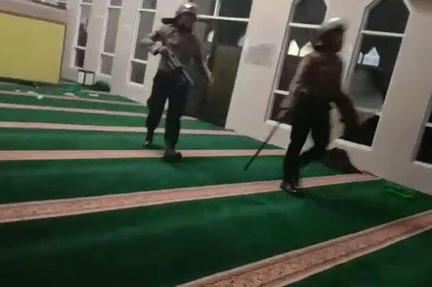 2 Oknum Polisi Masuk Masjid Pakai Sepatu Dihukum Disiplin 14 Hari