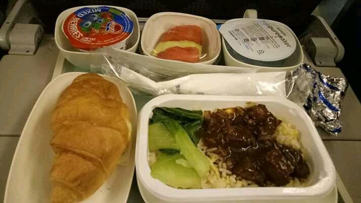 Mau Tau Bedanya Makanan di Pesawat Kelas Bisnis &amp; Ekonomi? Masuk Gan!