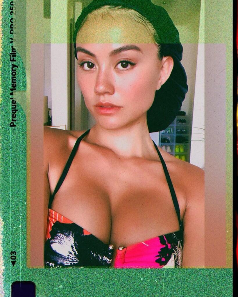 Unggah Foto hanya Gunakan Bra, Agnez Mo: Akun Ini Milik Saya!