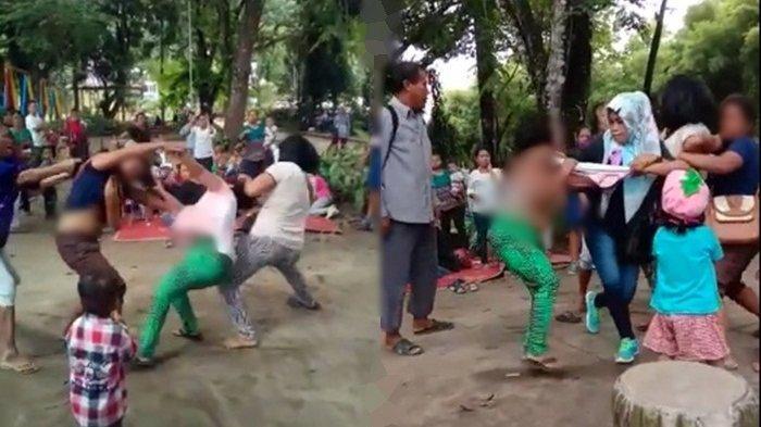 Video Emak2 Baku Hantam di Taman, Busana Sampai Lepas Hanya Karena Utang Rp 75 Ribu