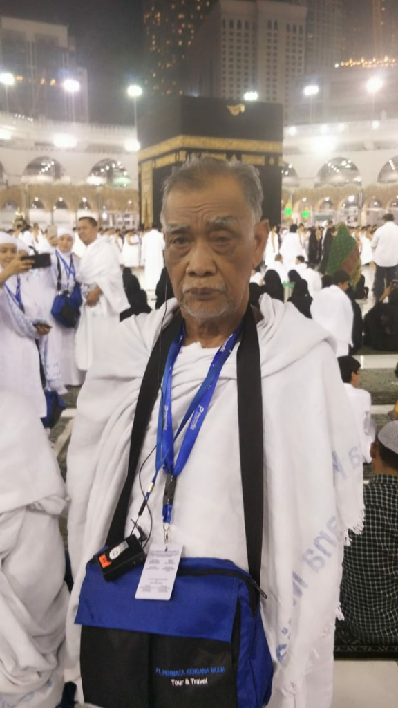 Subhanallah! Bapak Ini Menolak Kursi Roda Ketika Thowaf Padahal Jalannya Susah