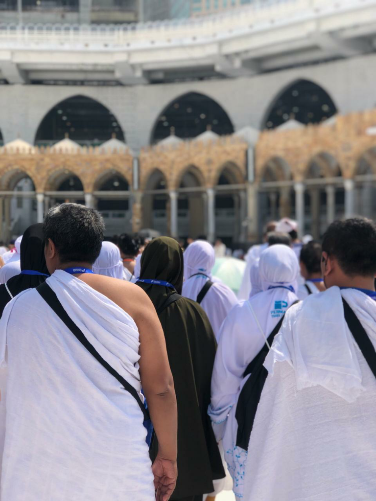 Subhanallah! Bapak Ini Menolak Kursi Roda Ketika Thowaf Padahal Jalannya Susah