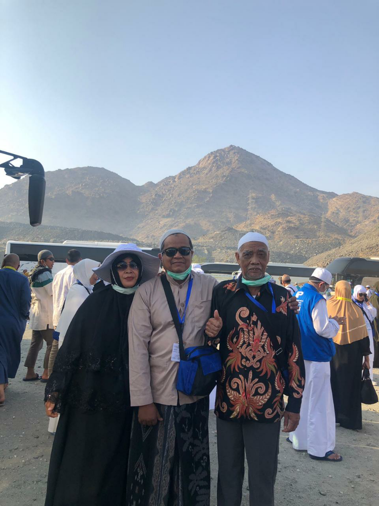 Subhanallah! Bapak Ini Menolak Kursi Roda Ketika Thowaf Padahal Jalannya Susah