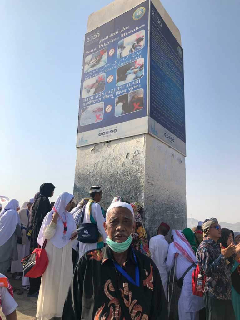 Subhanallah! Bapak Ini Menolak Kursi Roda Ketika Thowaf Padahal Jalannya Susah