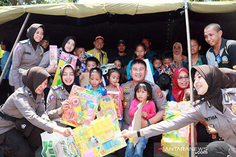 Wow, Deretan Polwan Cantik Ini Menghibur Para Pengungsi Wamena, Mana Jodohmu :D