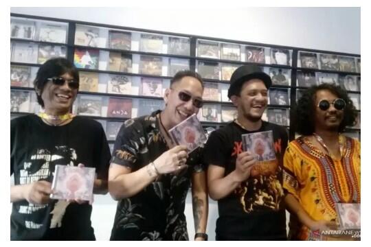 The Flowers rilis album baru &quot;Roda-roda Gila&quot; setelah sembilan tahun