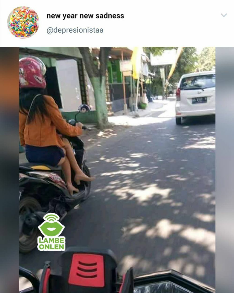 Anjay! 7 Gaya Cewek Indonesia Ketika Bermotor Ini Bikin Ngakak Abis