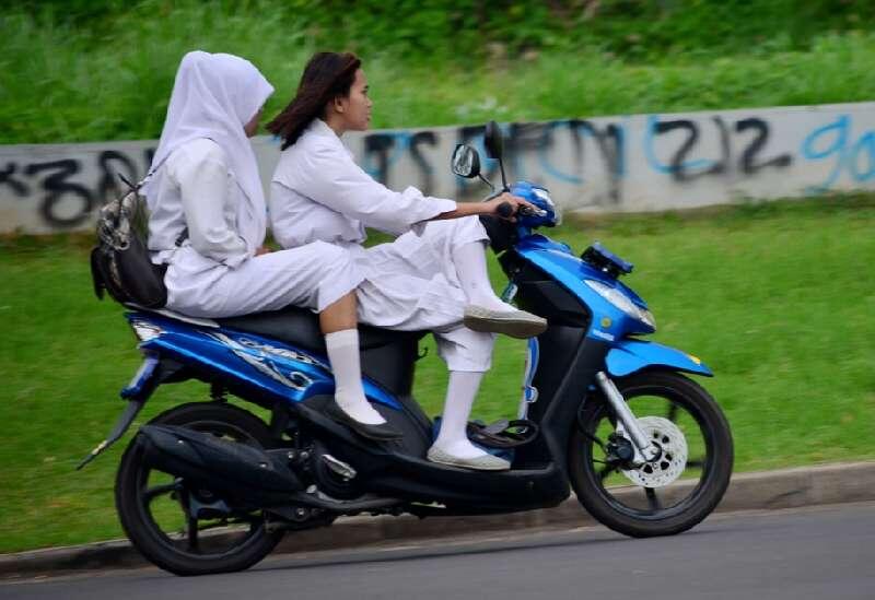 Anjay! 7 Gaya Cewek Indonesia Ketika Bermotor Ini Bikin Ngakak Abis