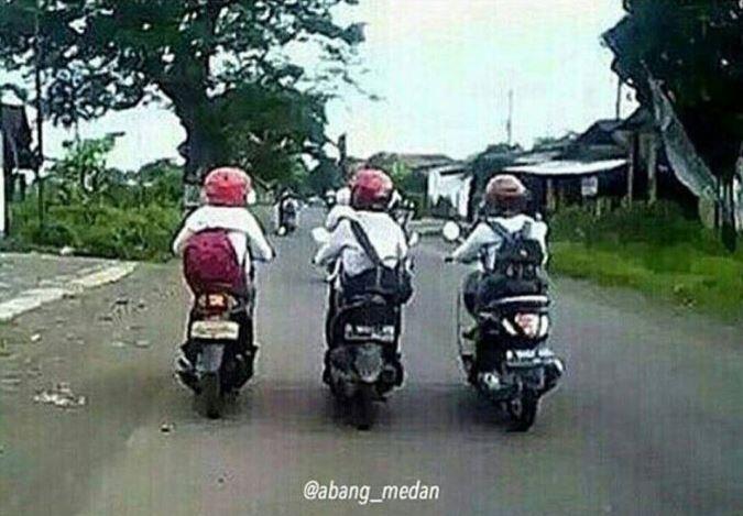 Anjay! 7 Gaya Cewek Indonesia Ketika Bermotor Ini Bikin Ngakak Abis