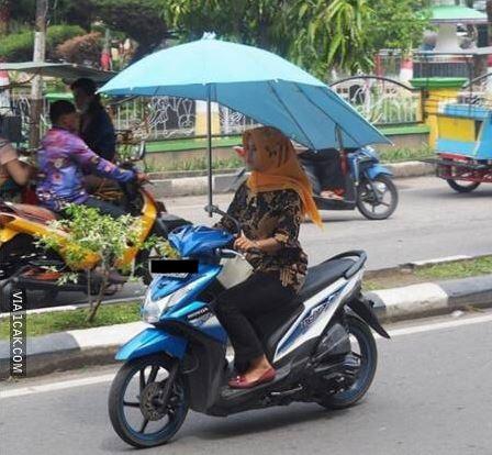 Anjay! 7 Gaya Cewek Indonesia Ketika Bermotor Ini Bikin Ngakak Abis