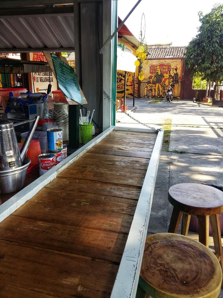 Gowes Nyasar di Warung Tengah Sawah Kerajaan Merpati Balap