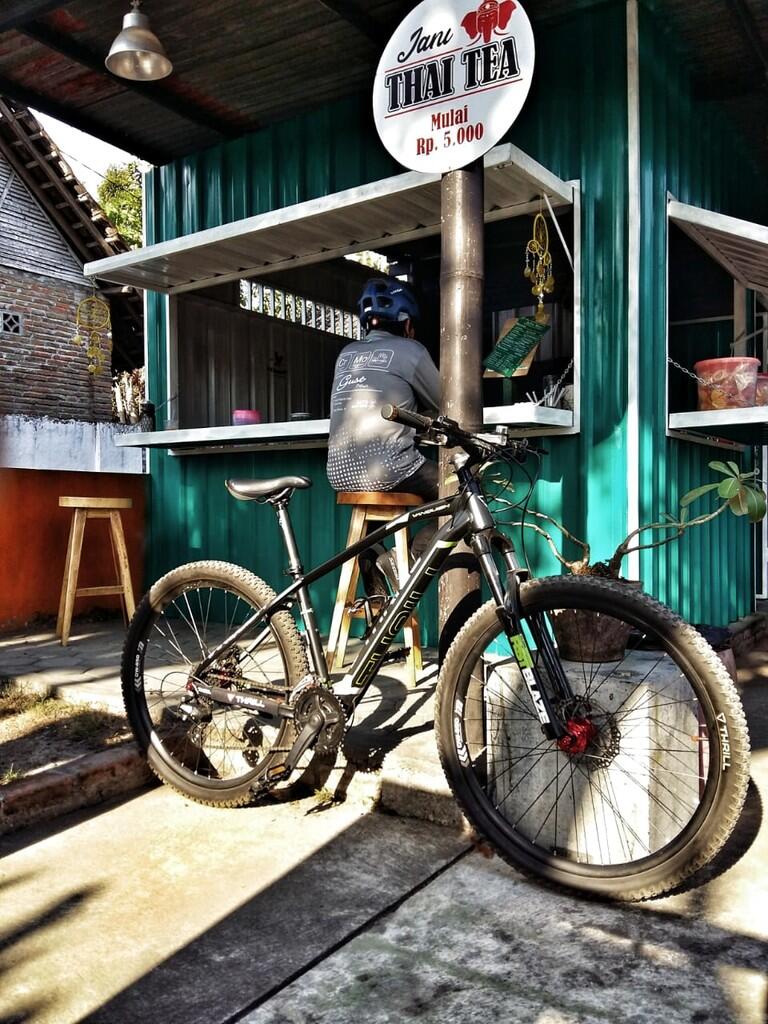Gowes Nyasar di Warung Tengah Sawah Kerajaan Merpati Balap