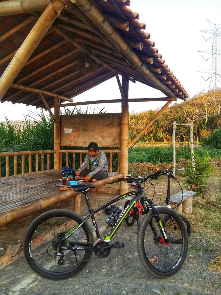 Gowes Nyasar di Warung Tengah Sawah Kerajaan Merpati Balap