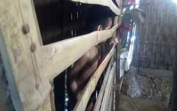 Miris..Anak Ini Hidup di Kandang Ayam Dekat Rumah Orang Tuanya.