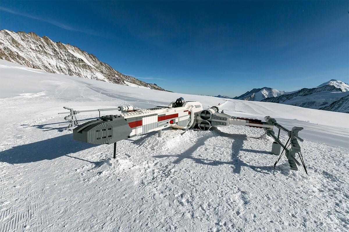 Pesawat X-Wing Star Wars dari LEGO Ini Mendarat di Pegunungan Swiss