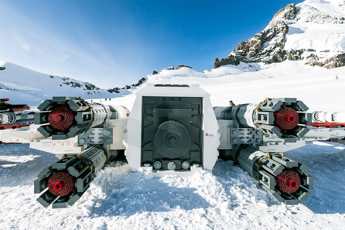 Pesawat X-Wing Star Wars dari LEGO Ini Mendarat di Pegunungan Swiss