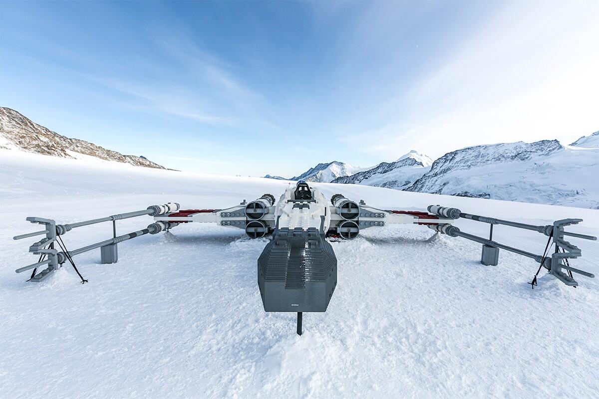 Pesawat X-Wing Star Wars dari LEGO Ini Mendarat di Pegunungan Swiss