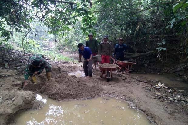 Kesulitan Material di Lokasi TMMD, TNI dan Warga Cari Pasir Bersama