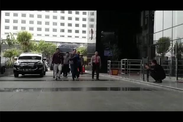 Tiba di Gedung KPK, Bupati Lampung Utara Tersenyum
