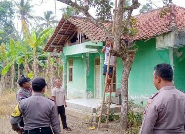 MU Ditekuk Tuan Rumah Newcastle, Pria Ini Gantung Diri di Pohon Rambutan