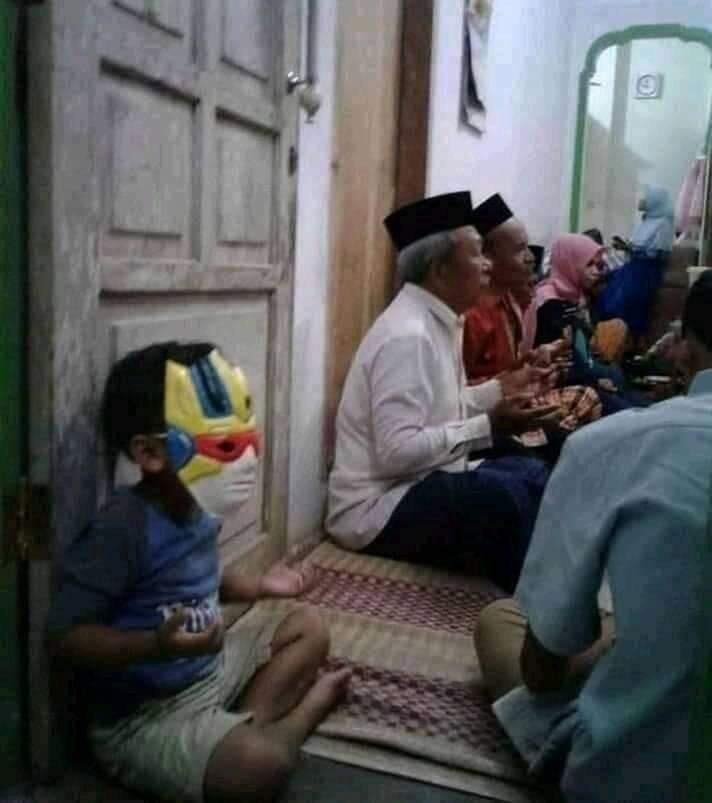 Bikin Salfok, Bocah Ini Mewakili Bapaknya Kenduri Malah Pakai Topeng Mainan