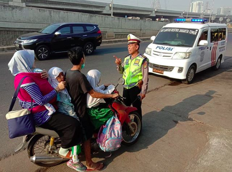 Paket Nekat Komplet! Tak Pakai Helm, Bonceng 5, Lawan Arus Pula!