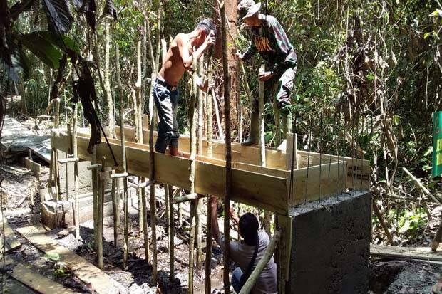 Kekompakan TNI dan Warga Selesaikan Pengerjaan Jembatan ketujuh