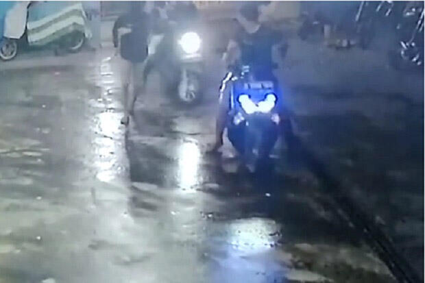 Terekam CCTV, Kawanan Begal Bercelurit di Bekasi Gunakan Motor Bodong