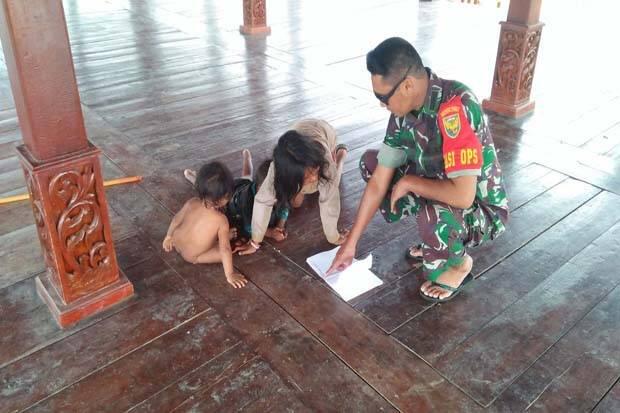 Sisi Lain Kegiatan Personel TMMD, Mengajak Anak SAD Bermain Sambil Belajar