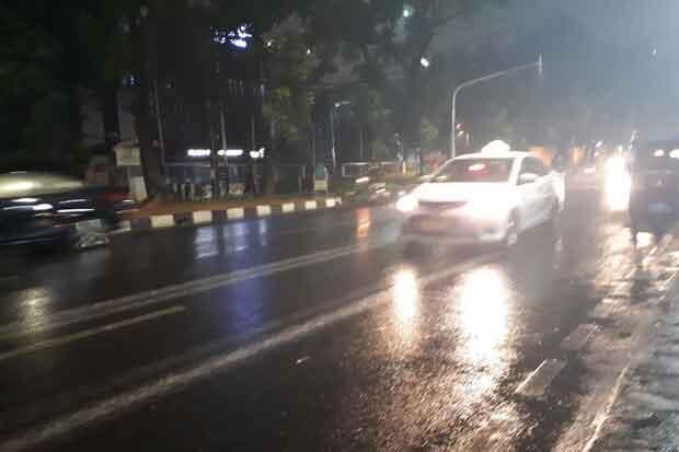 Diguyur Hujan, Pengendara Motor Berteduh di Bawah Flyover