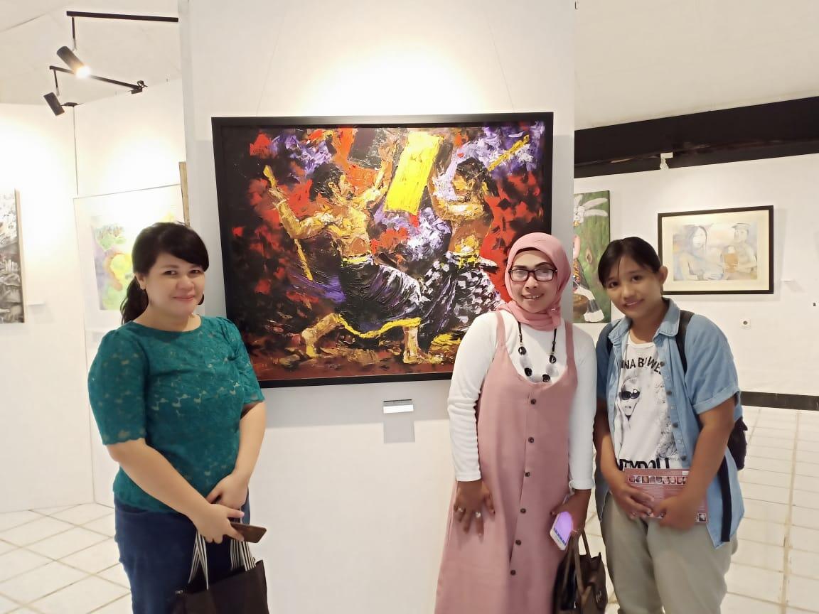 Suami Juga Bisa Pamer Lho, Isteri Cerdas Tentu Mengharumkan!